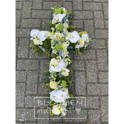 Kruis van gemengde witte en groene bloemen met een geel accent